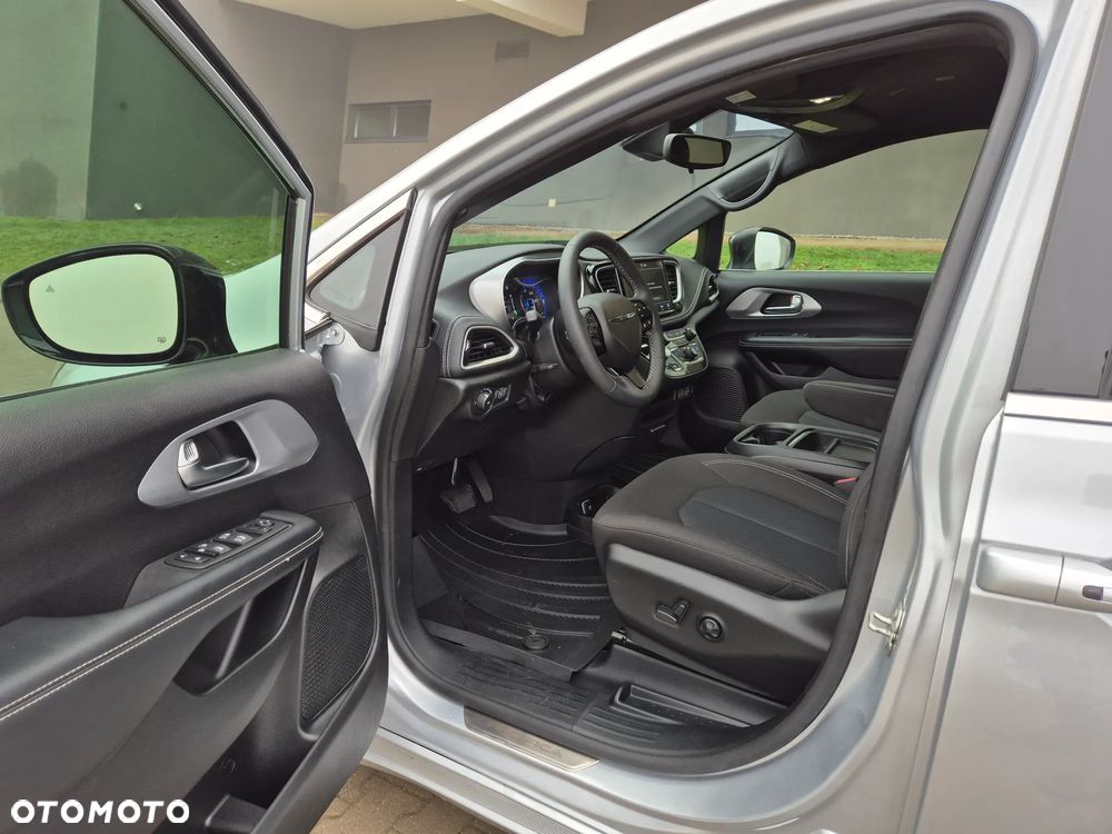 Chrysler Pacifica - 11