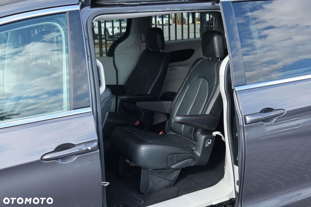 Chrysler Pacifica - 13