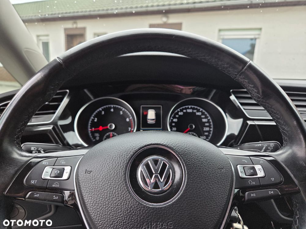 Volkswagen Touran - 11