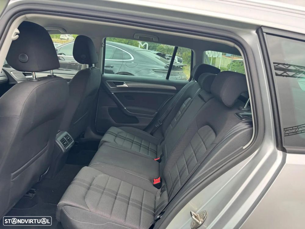 VW Golf Variant 1.6 TDi Highline DSG - 24