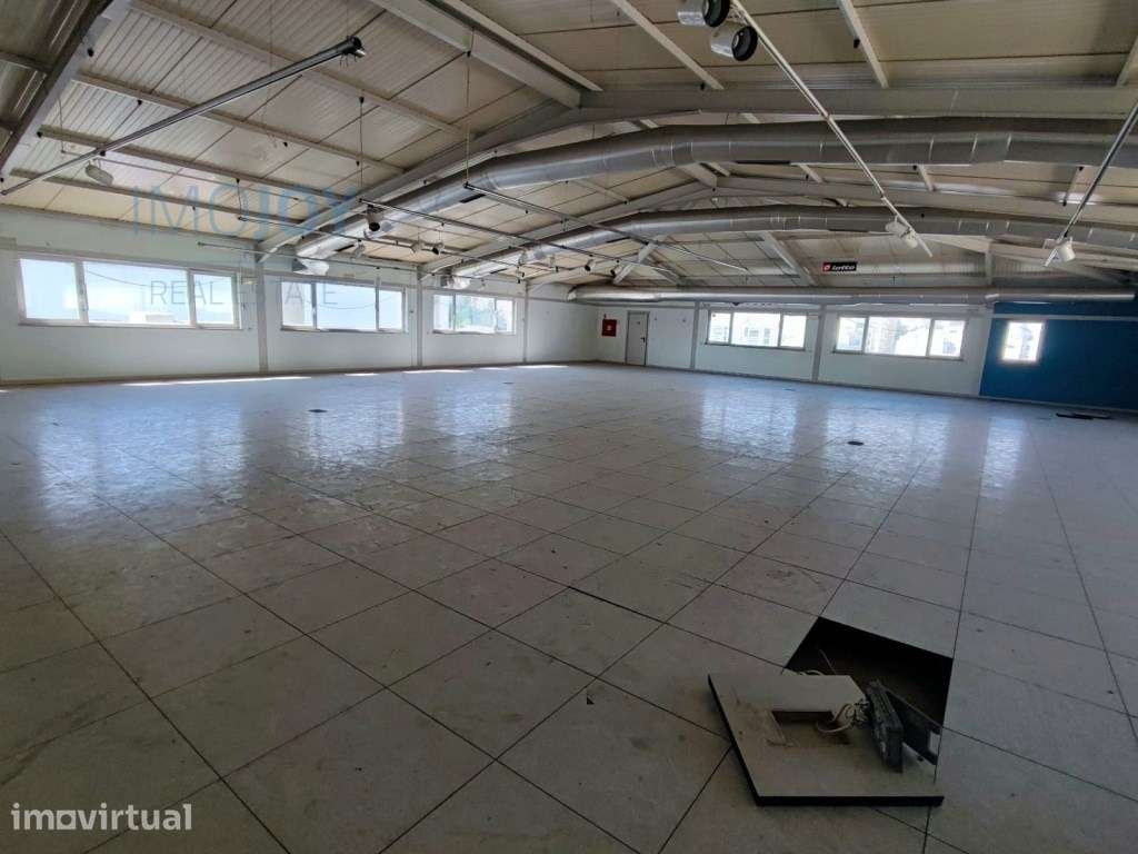 Armazém com 5 Pisos no Prior Velho - Grande imagem: 2/18