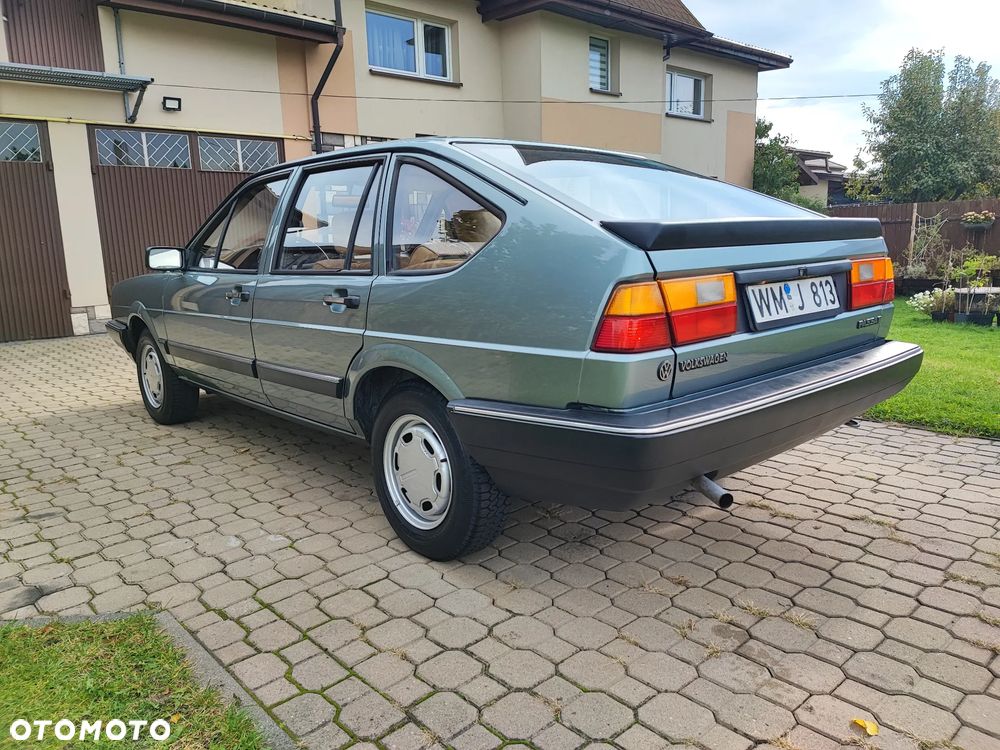 Volkswagen Passat 1.6 C - 11