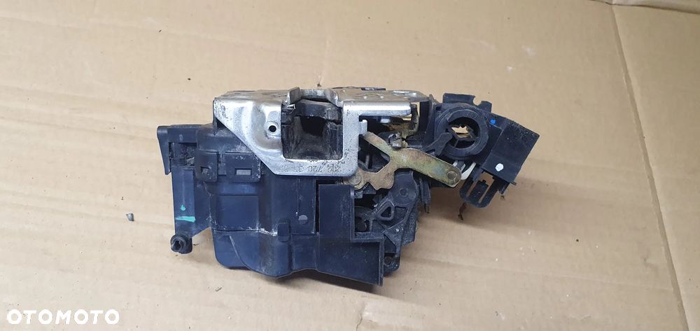 Zamek drzwi lewy przód przedni lewy Mercedes E-Klasa W210 2027203535 - 3