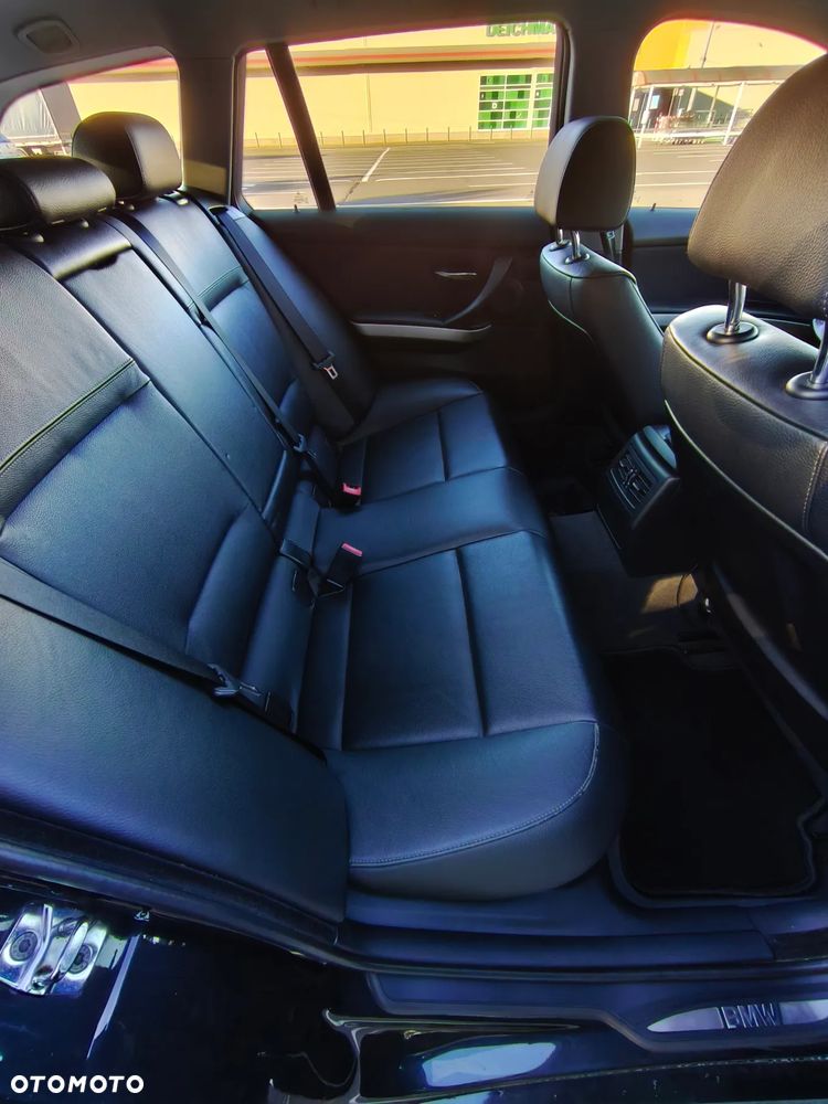 BMW Seria 3 320i Touring - 25