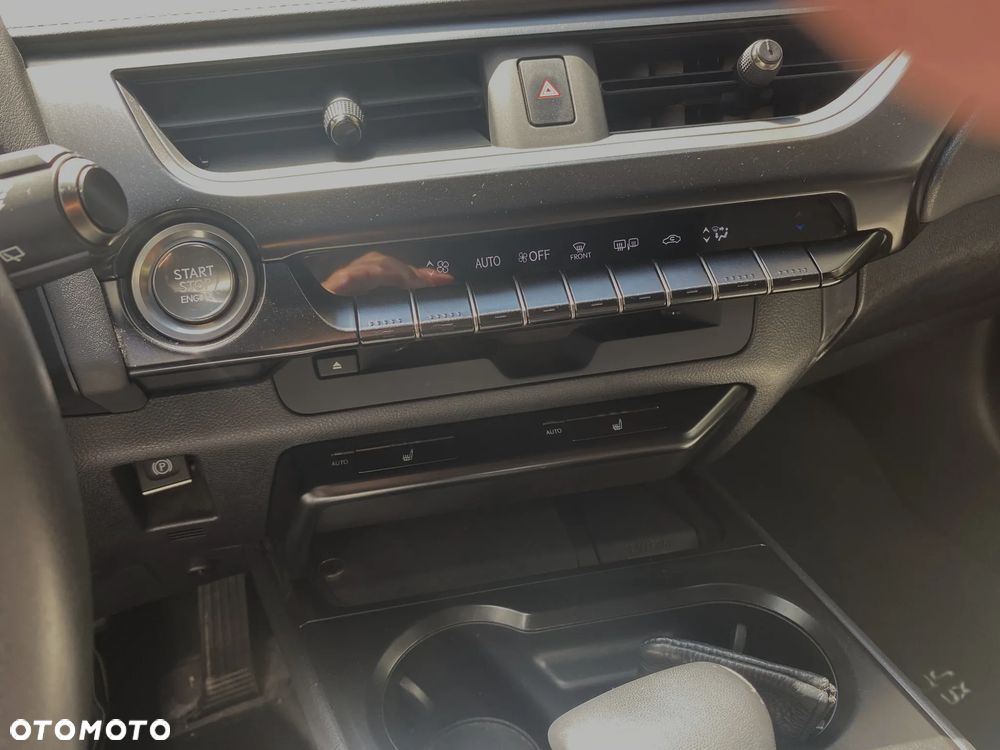 Lexus UX - 10