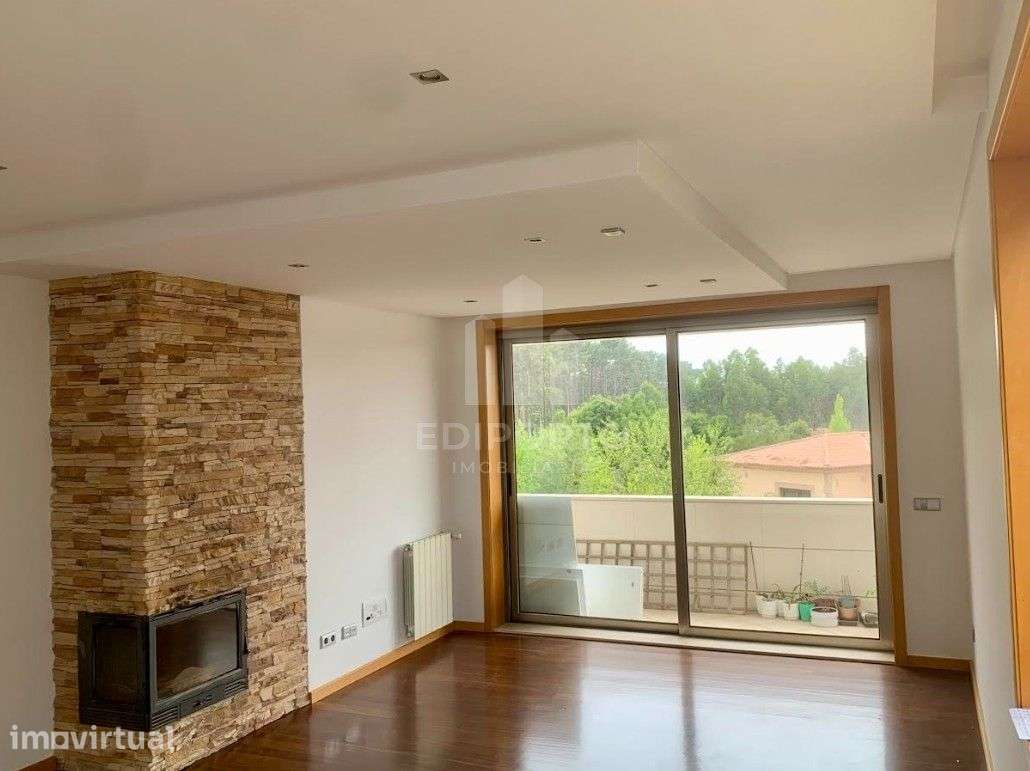 Apartamento T3 com varanda e churrasqueira para Arrendamento a 900 met - Grande imagem: 2/26
