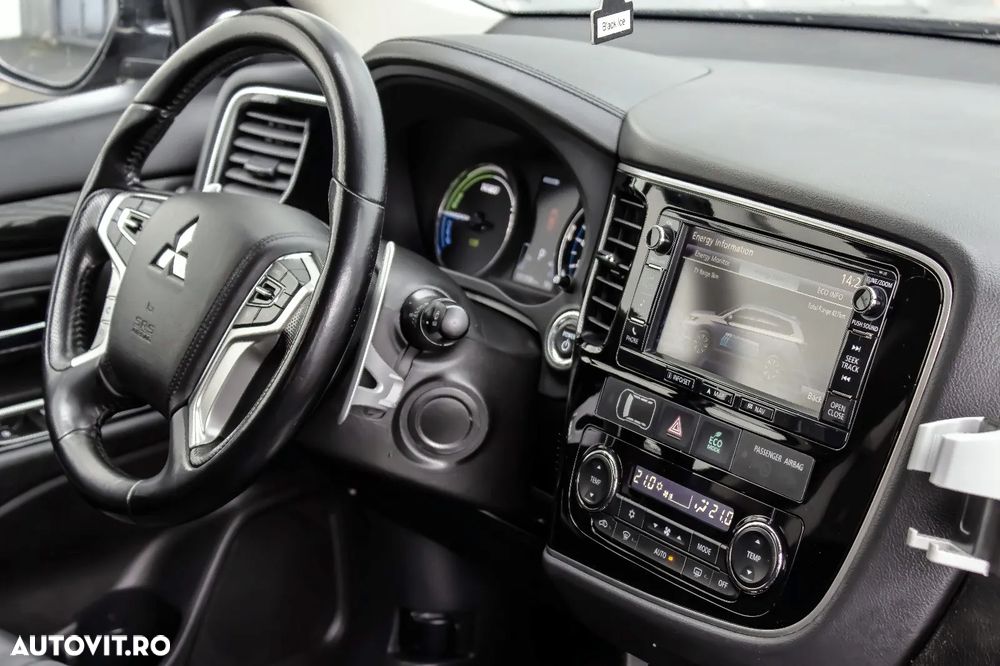 Mitsubishi Outlander 2.0 4WD Plug-In Hybrid Top - 12