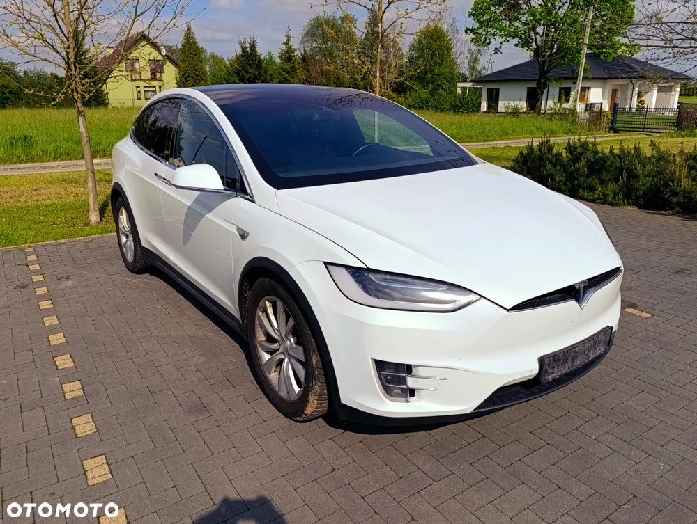 Tesla Model X - 23