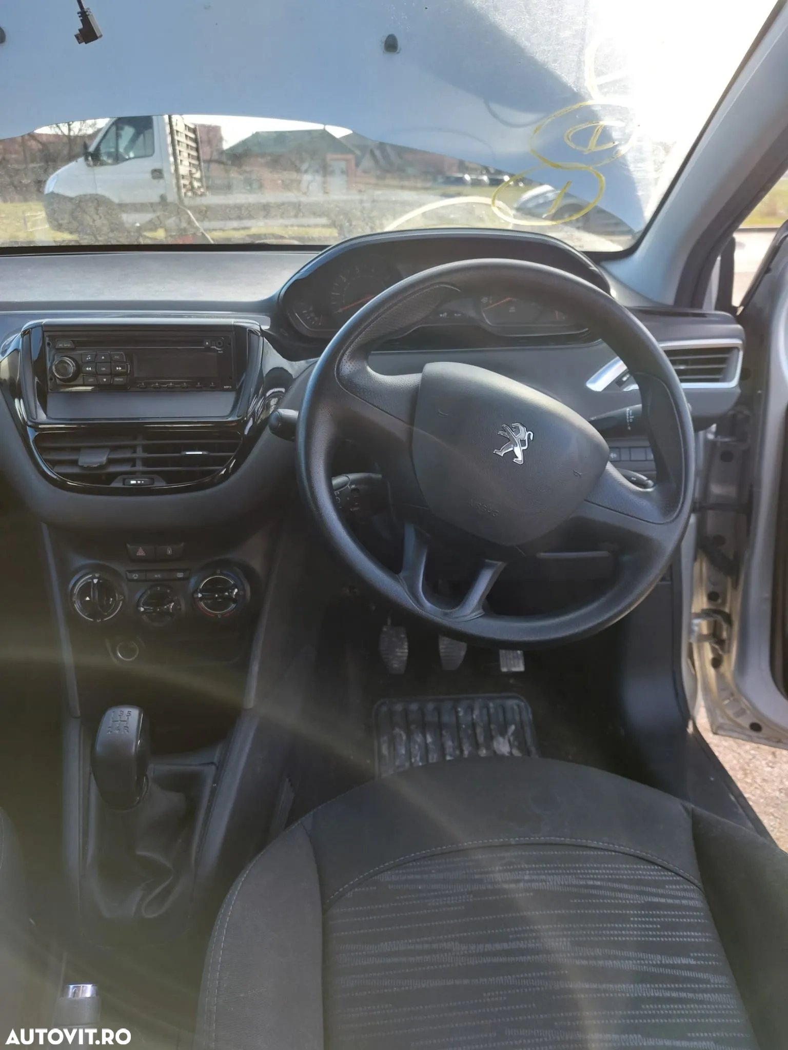 Dezmembrez Peugeot 208 1.0i - 6