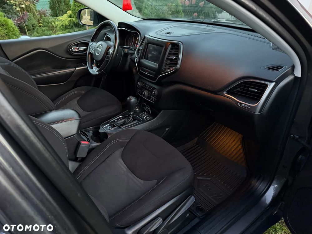 Jeep Cherokee - 18