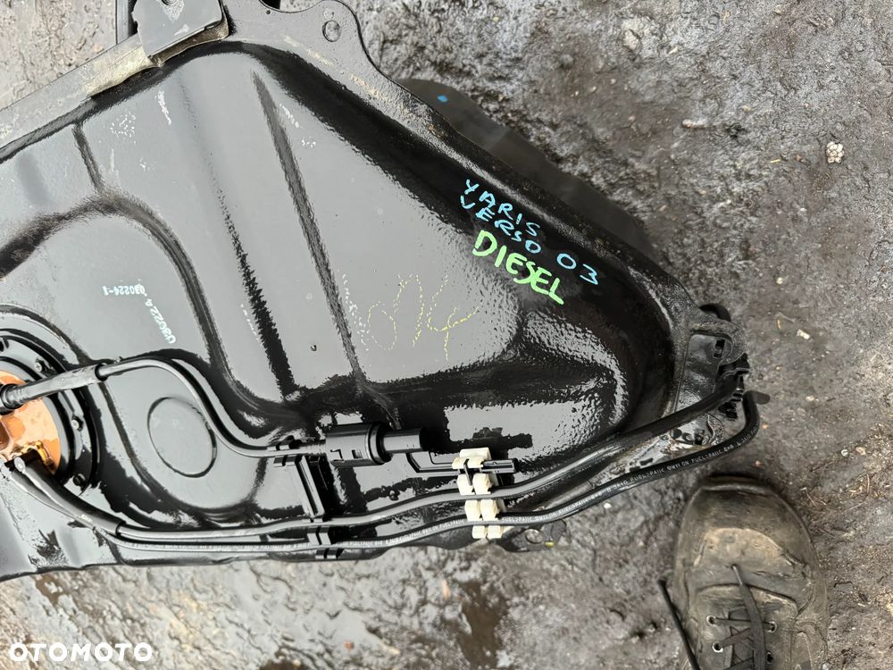 Zbiornik paliwa bak Toyota Yaris Verso 2003r diesel OE - 2