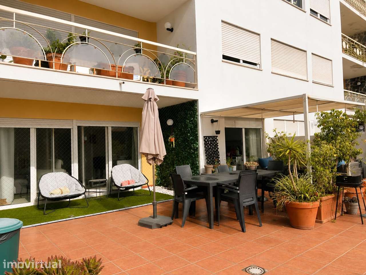 Excelente Apartamento T2 Remodelado com Terraço Privativo e Garagem - Grande imagem: 5/26