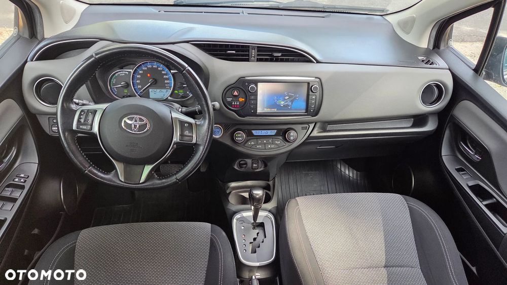 Toyota Yaris Hybrid 100 Dynamic - 10