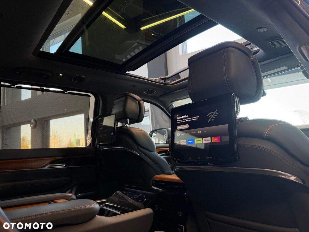 Jeep Grand Wagoneer - 20