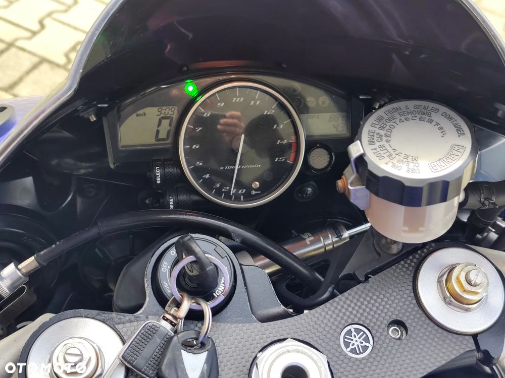 Yamaha R1 - 12