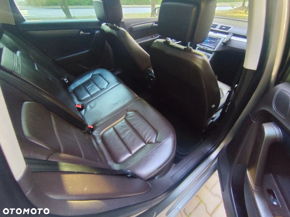 Volkswagen Passat 2.0 TDI DPF BlueMotion Technology Highline - 35