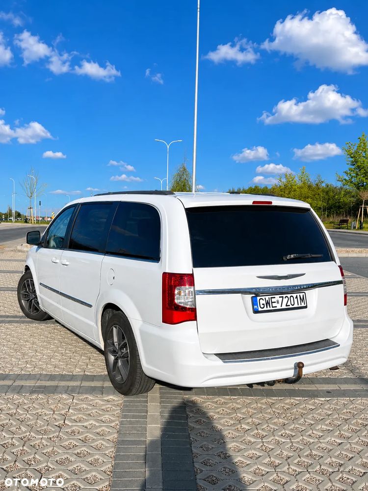Chrysler Town & Country - 5