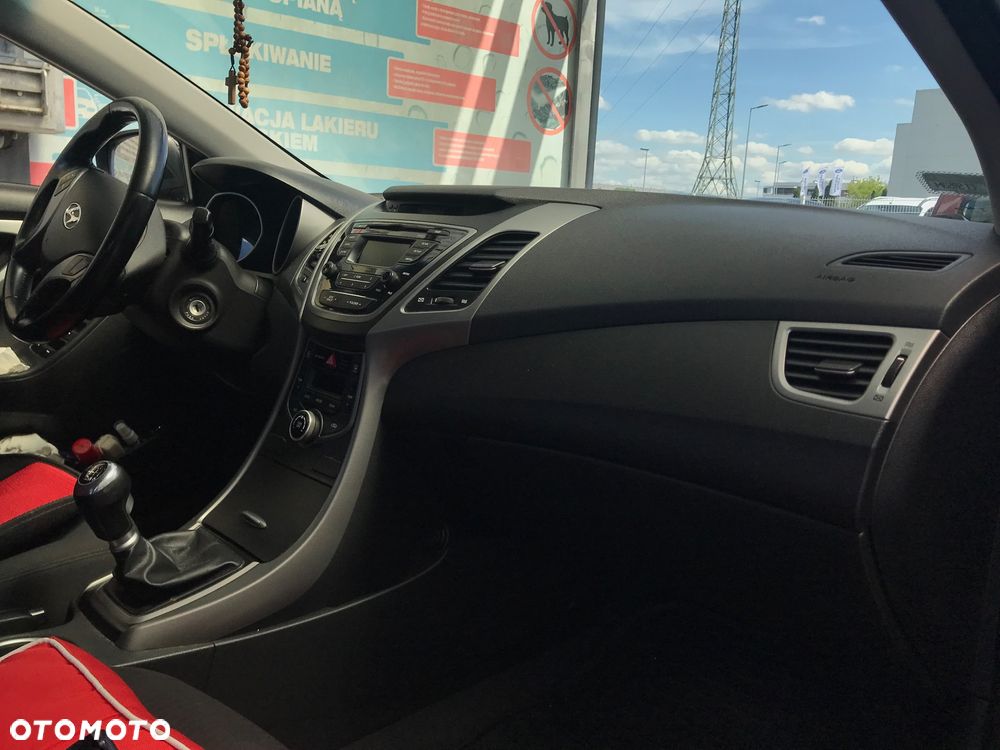 Hyundai Elantra 1.6 Classic + - 19