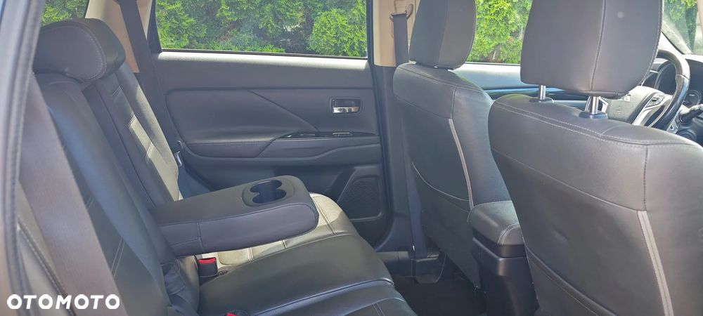 Mitsubishi Outlander Instyle NAVI + - 9