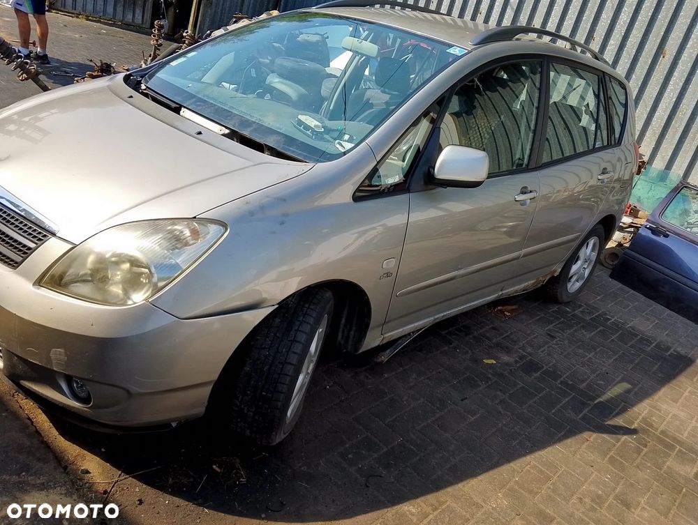 Toyota Corolla Verso I (02-04r.) 2.0 D-4D 89KM. Silnik 1CD-FTV Skrzynia  E351 lakier1D9 – Silver Graphite. Cały na części GWARANCJA !!!  Przód Tył Zestaw Komplet Drzwi Klapa Zderzak Błotnik Maska Grill Atrapa Szyba Pas Lampa Lusterko Boczki Fotel Kanapa Kokpit Deska Rozdzielcza Przełącznik Włącznik Sterownik Przewody Wiązka Instalacja Moduł Komputer Czujnik Listwa Pompa Alternator Wtryski Głowica Rozrusznik Kompresor Sprzęgło Dwumas Silnik Skrzynia ABS Klimatyzacji Paliwa Wspomagania Kolektor Turbina Przepustnica Zawór Chłodnica Koło Hak Belka Sanki Zawieszenie Mcpherson Półoś Amortyzator Wydech Tłumik Zacisk Most - 7