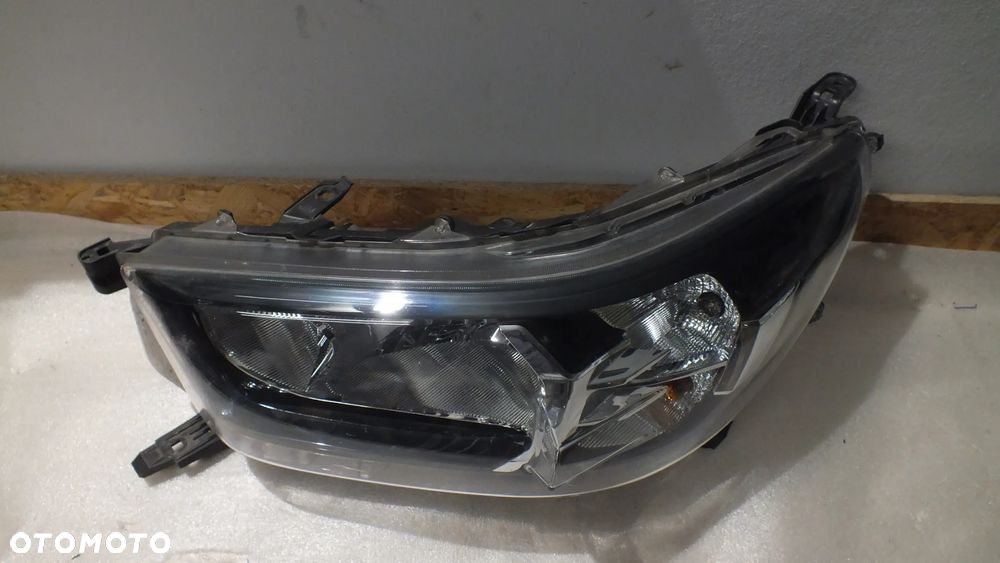Lampa przednia lewa Toyota Hilux VIII Lift zwykła - 2