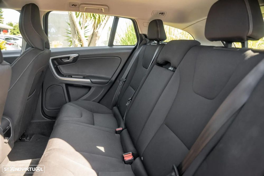 Volvo V60 2.0 D2 Momentum - 17