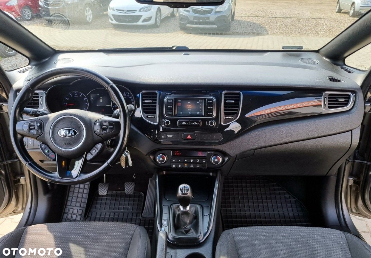 Kia Carens - 9
