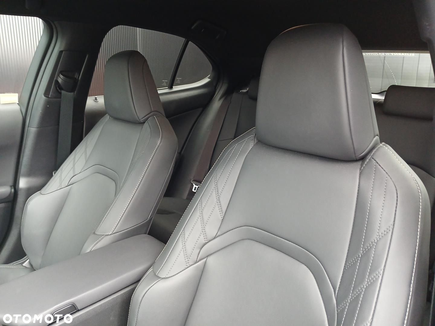 Lexus UX 300h F Sport Design - 23