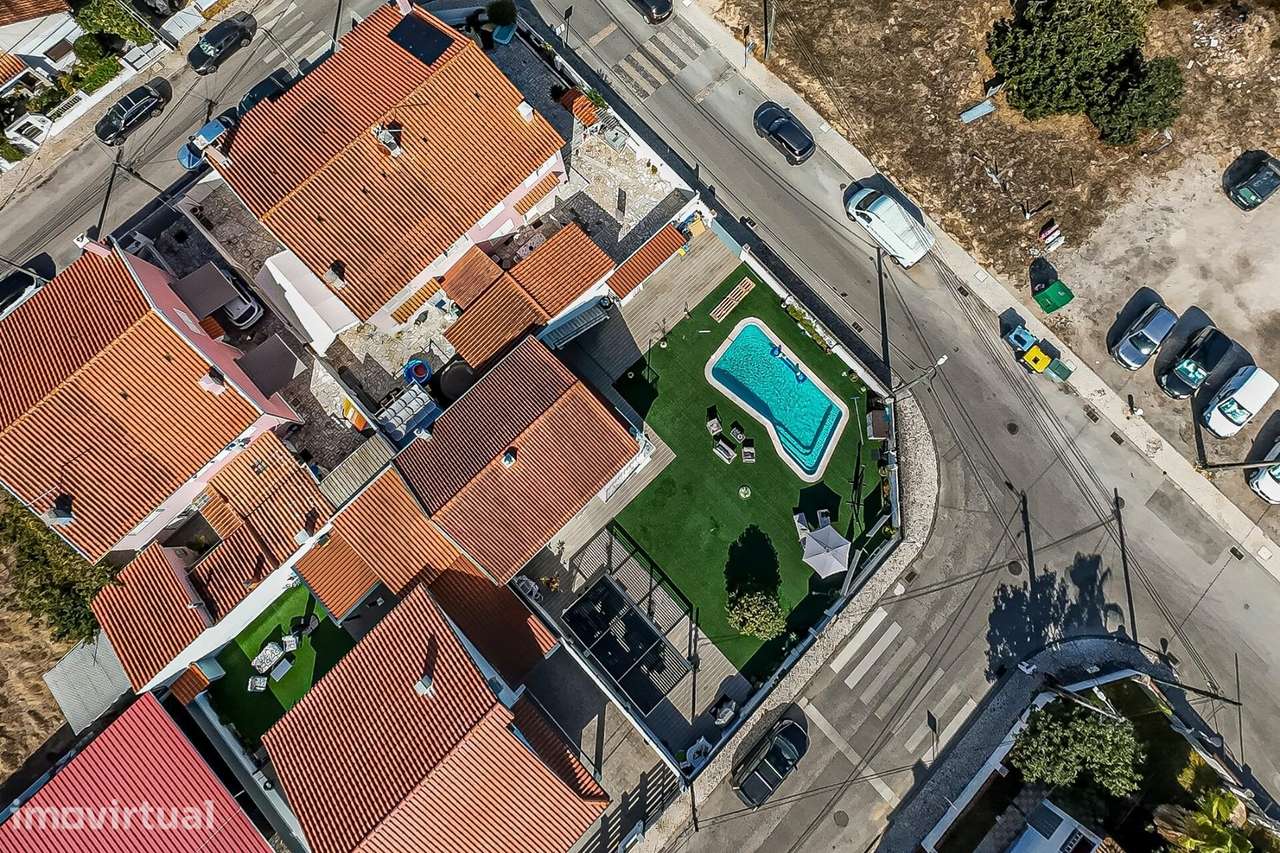 Moradia T3 Totalmente Remodelada com Piscina | Quinta do Conde - Grande imagem: 3/60