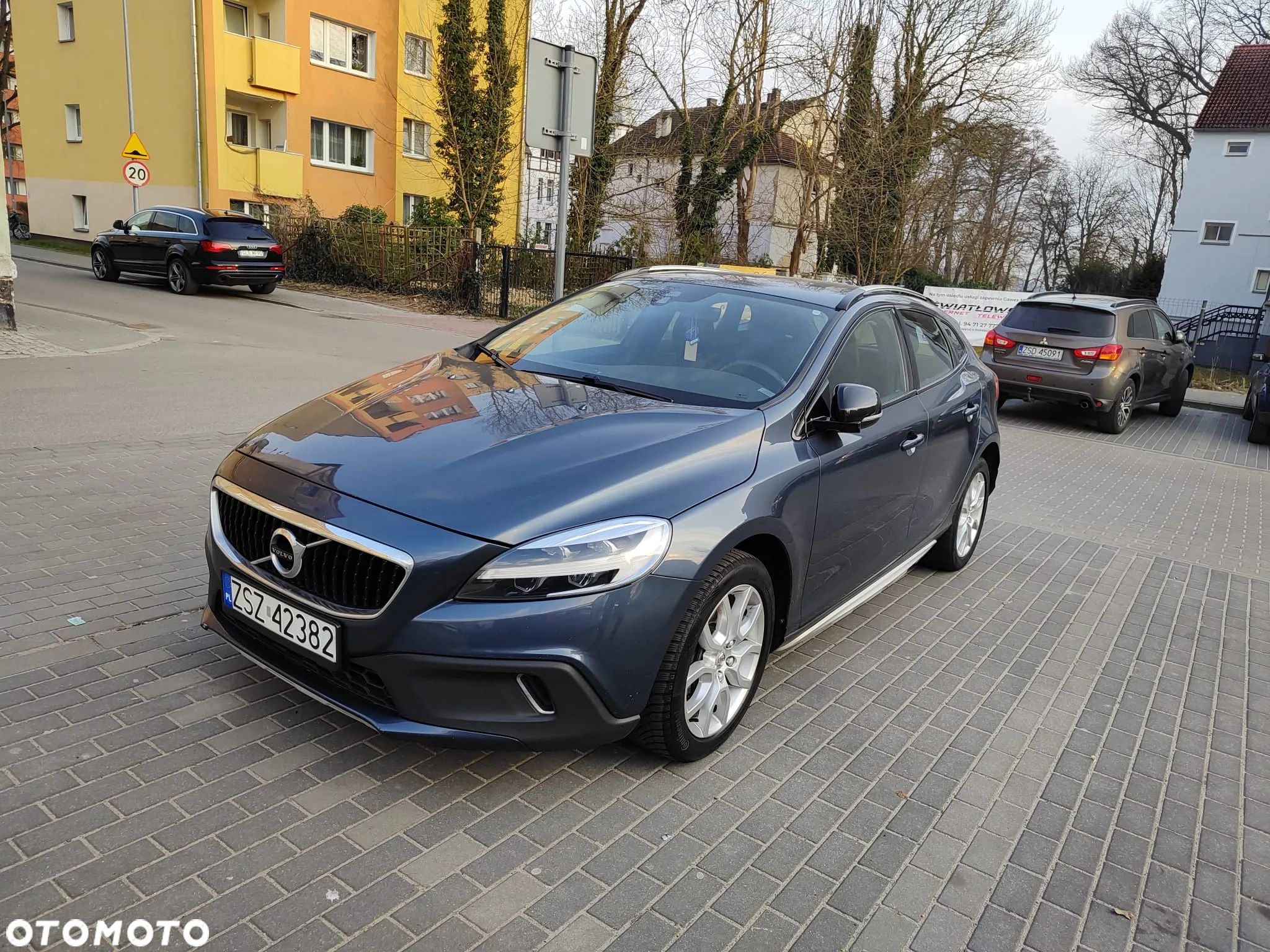 Volvo V40 Cross Country D2 Drive-E Summum - 1