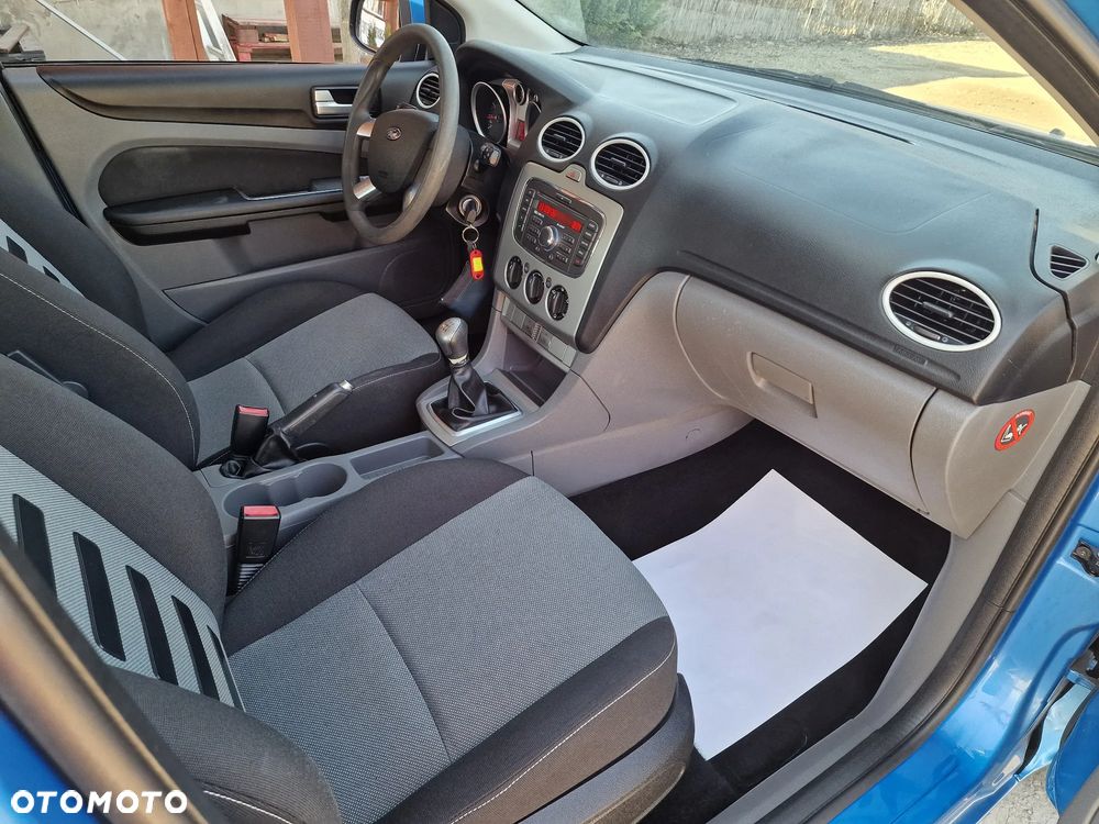Ford Focus 1.6 Ghia - 24