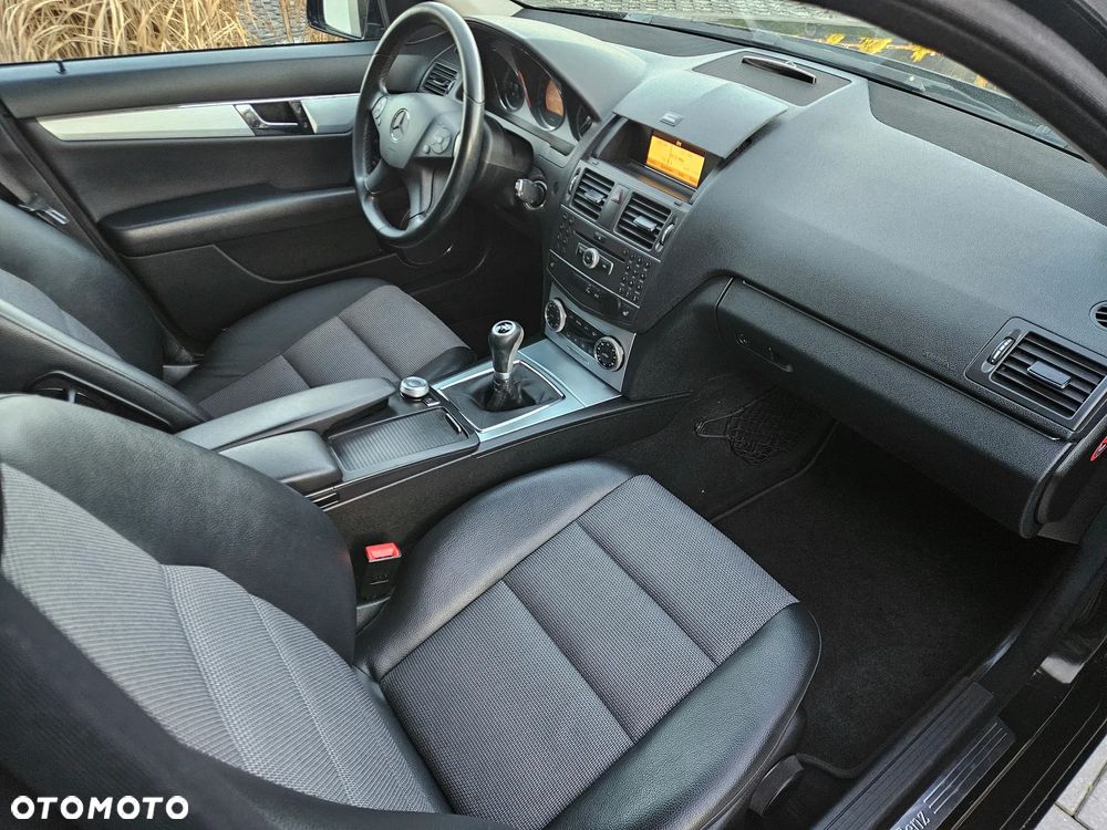 Mercedes-Benz Klasa C 180 CGI BlueEFFICIENCY Avantgarde - 10