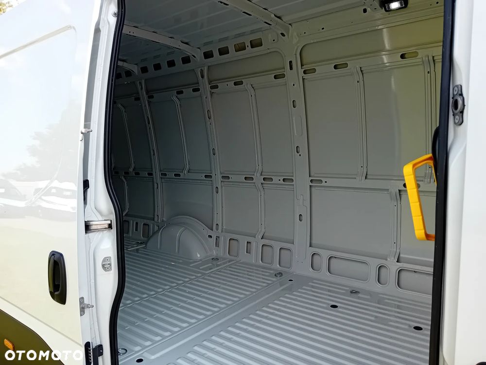 Iveco 35S18HA8 V 3.0 Diesel Hi-Matic Furgon L4H2 2025 - 17