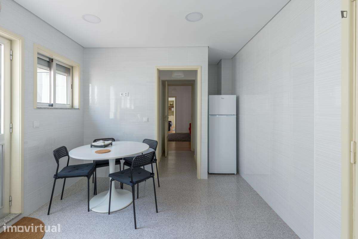 Quarto - localizado em Matosinhos Porto - Grande imagem: 4/19