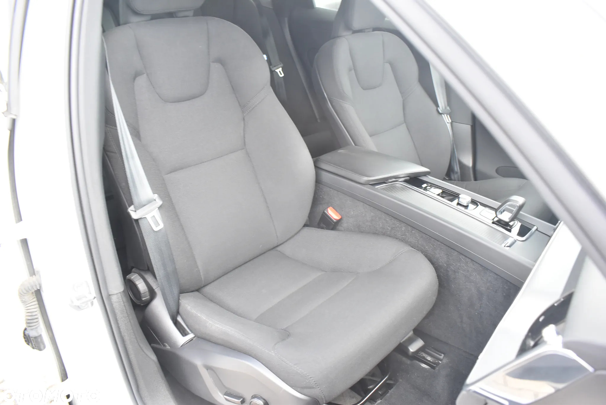 Volvo XC 60 B4 B Momentum Pro - 19