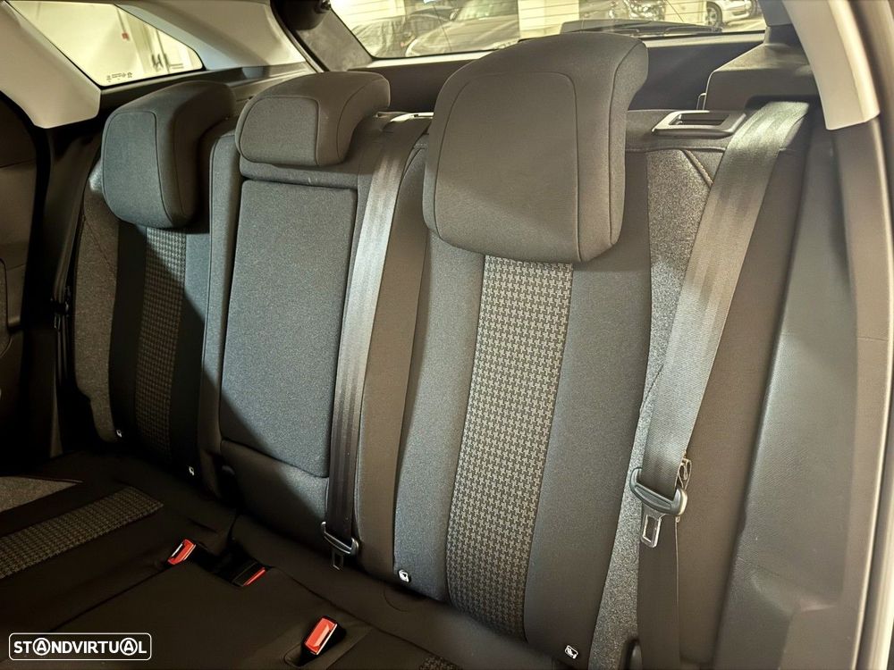 Peugeot 3008 1.2 PureTech Allure EAT8 — fotografia 35