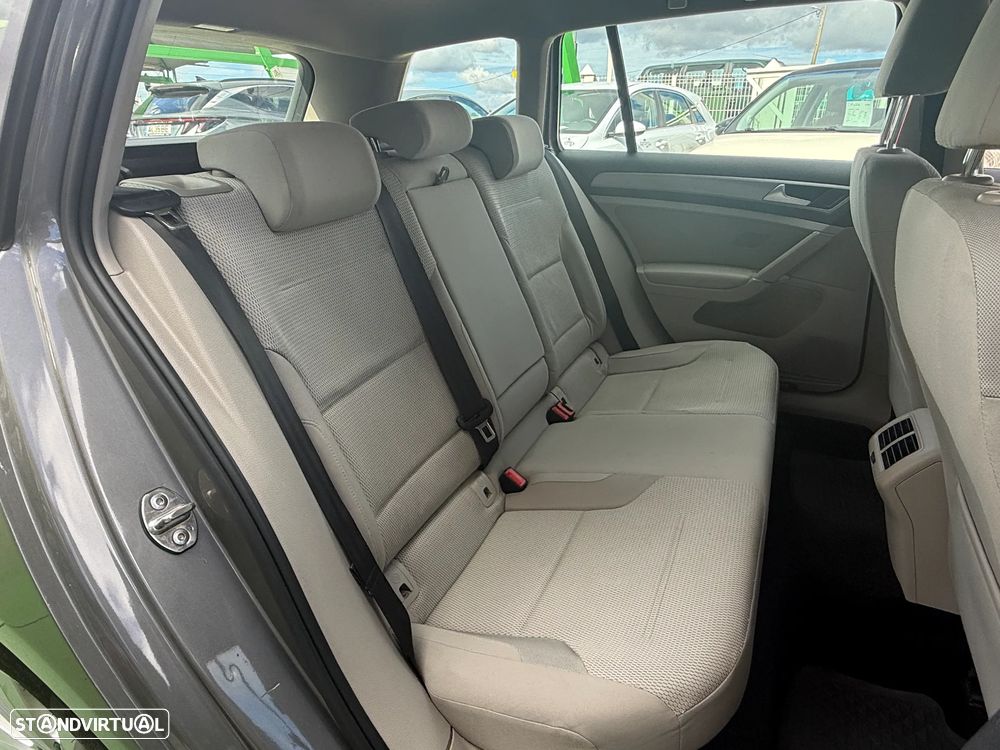 VW Golf Variant 1.6 TDi Confortline DSG - 21