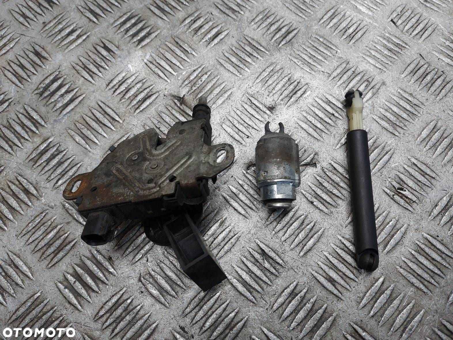 ZAMEK MASKI FORD FOCUS MK2 3M51-16700-AB 4M5AR16C826AD - 2