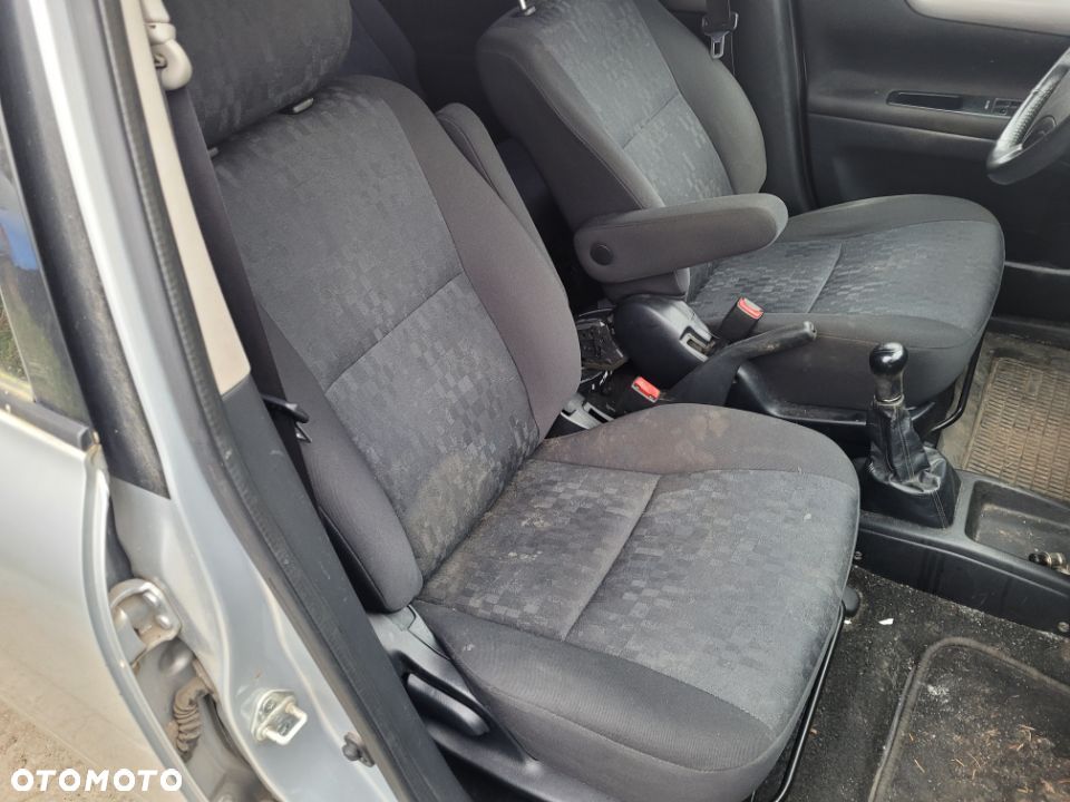 Fotel prawy pasażera Toyota Avensis Verso Lift 2004r 1D4 - 1