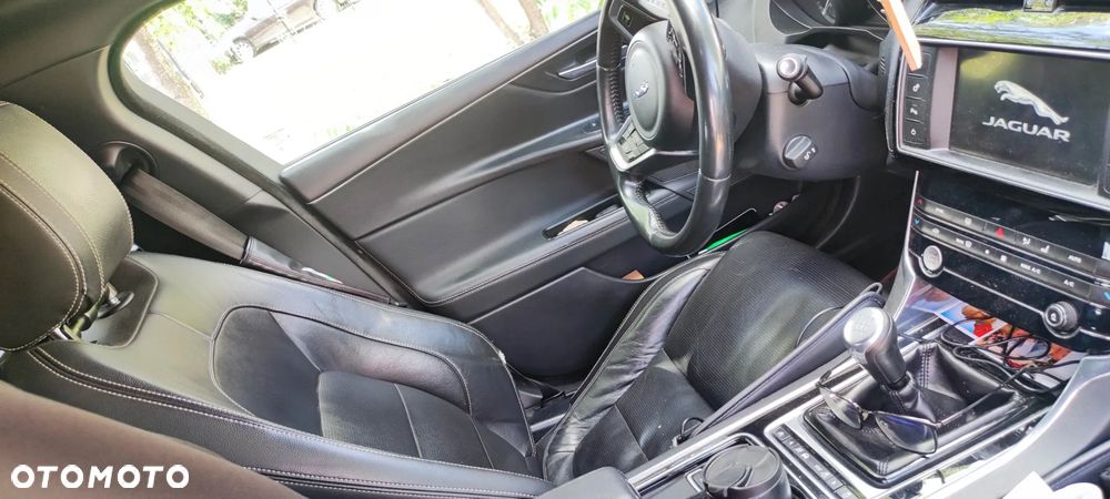Jaguar XE 2.0 D R-Sport - 14