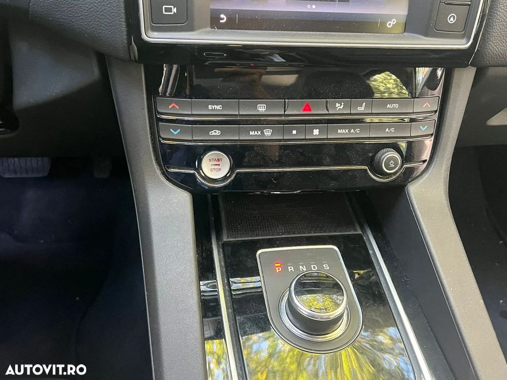 Jaguar F-Pace - 8