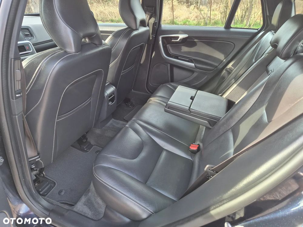 Volvo V60 D6 AWD Plug-in Hybrid R-Design Momentum - 12