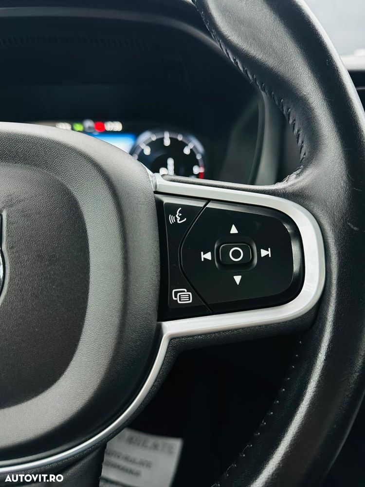 Volvo XC 60 B4 MHEV AT8 FWD Momentum Pro - 33