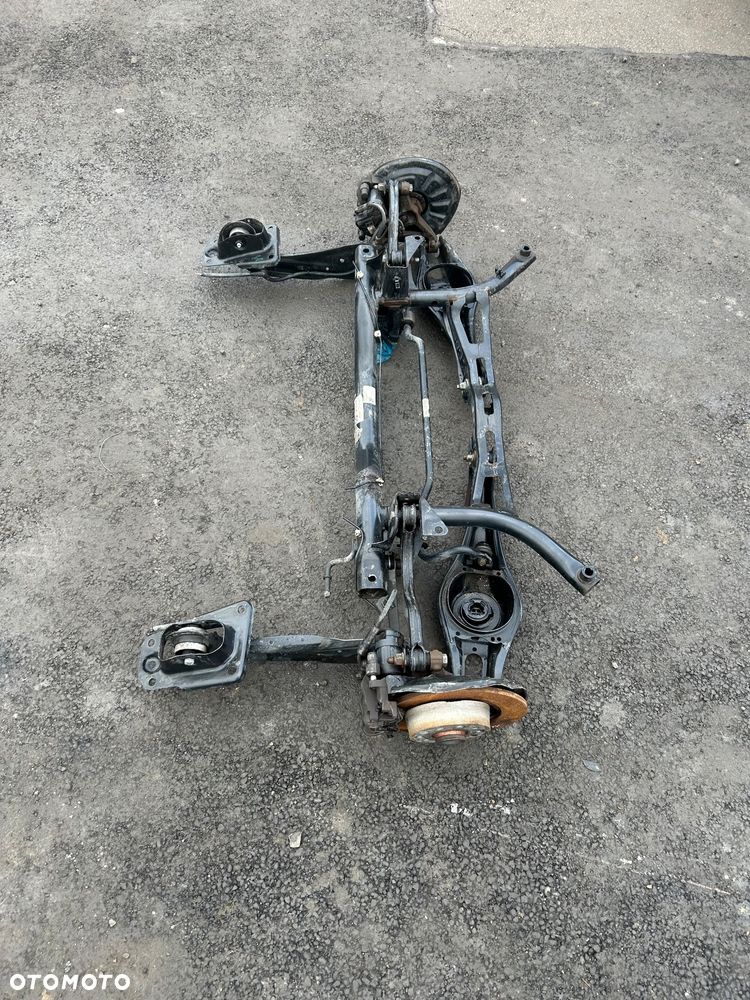 Volkswagen Sportsvan zawieszenie tylne kompletne belka ośka tył zwrotnice bez rdzy - 1