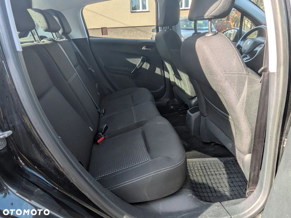 Peugeot 208 - 12