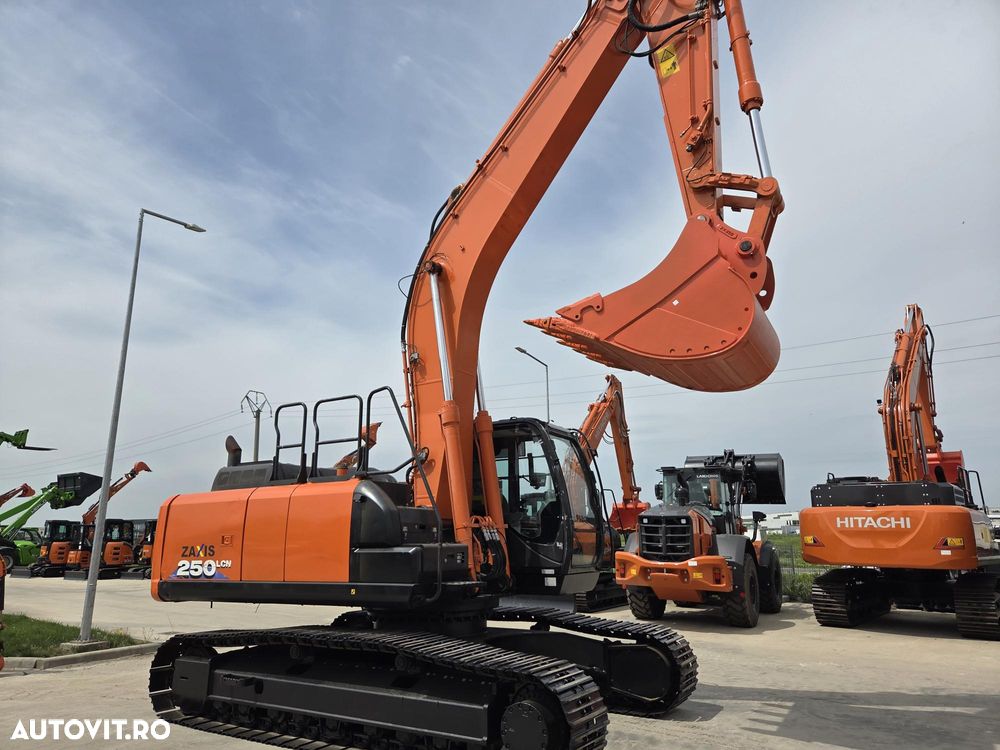 Hitachi ZX250, 6.535h, cupa NOUA 1,55mc, Masa 27,2tone, 2018, INGUST latime 2,99m, adancime sapare 7m, consum mediu 12,6l/h, lant 80% ok doar 620h deplasare, camera spate si laterale, inst picon, inst rotire, Isuzu 173CP, posibil leaasing-PROMOTIE 89.900 EUR - 5