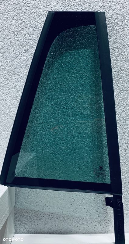 Szyba karoseryjna prawa stała w tylne drzwi SKODA OCTAVIA KOMBI 2013- OE