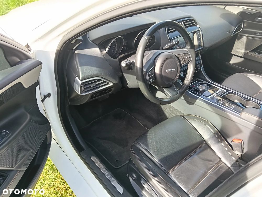 Jaguar XE 2.0 D AWD Prestige - 10