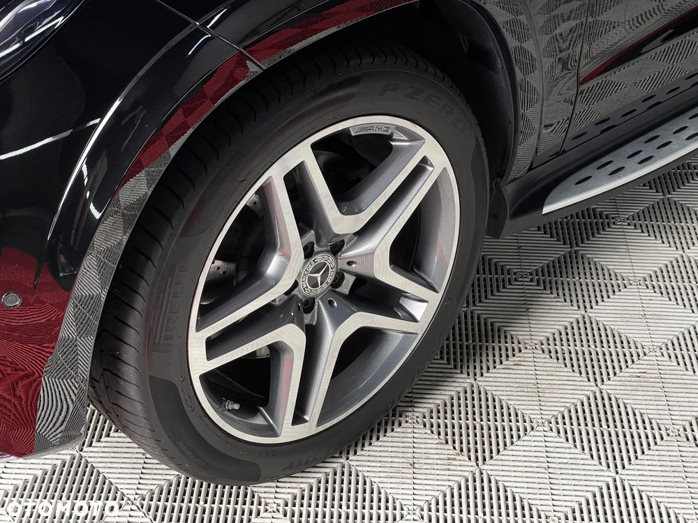 Mercedes-Benz GLS - 12