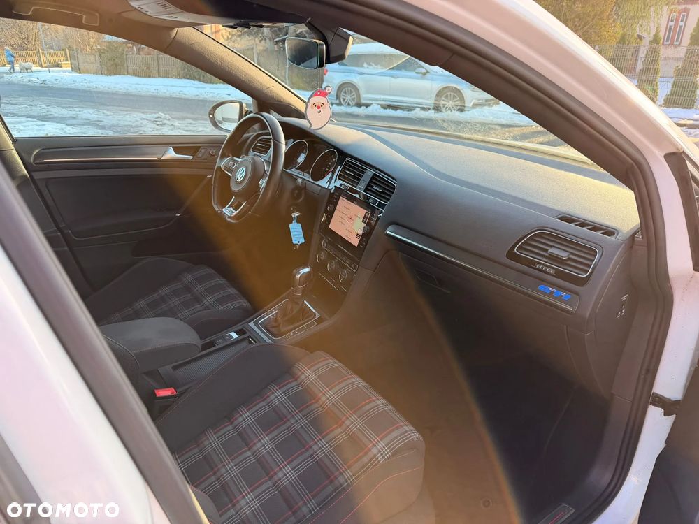 Volkswagen Golf - 16